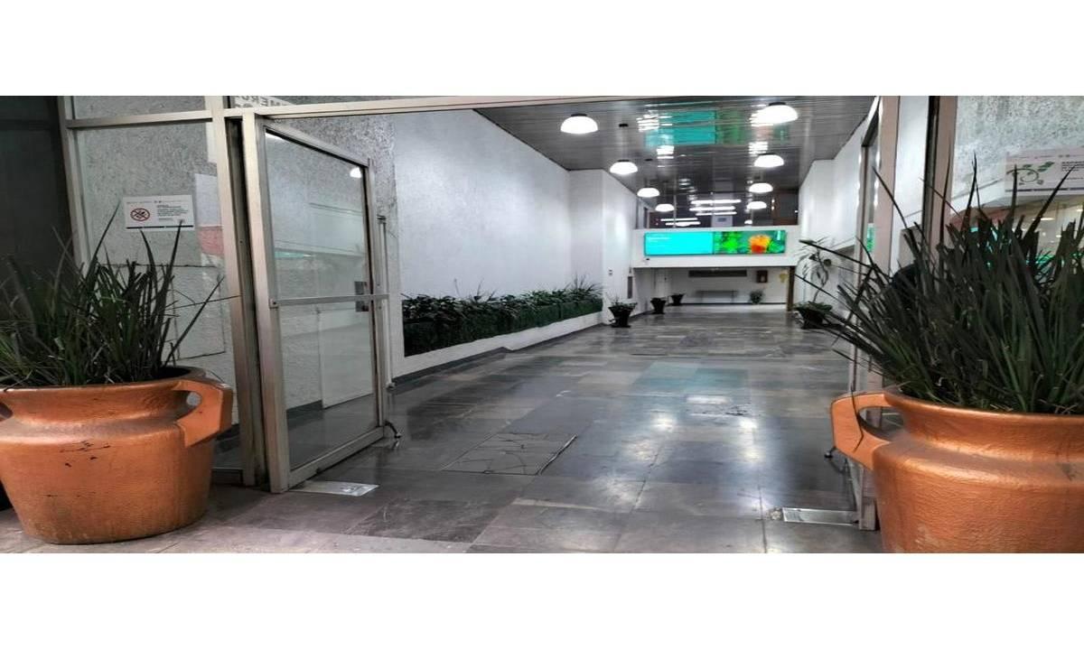 VENTA CÉNTRICA OFICINA AMUEBLADA