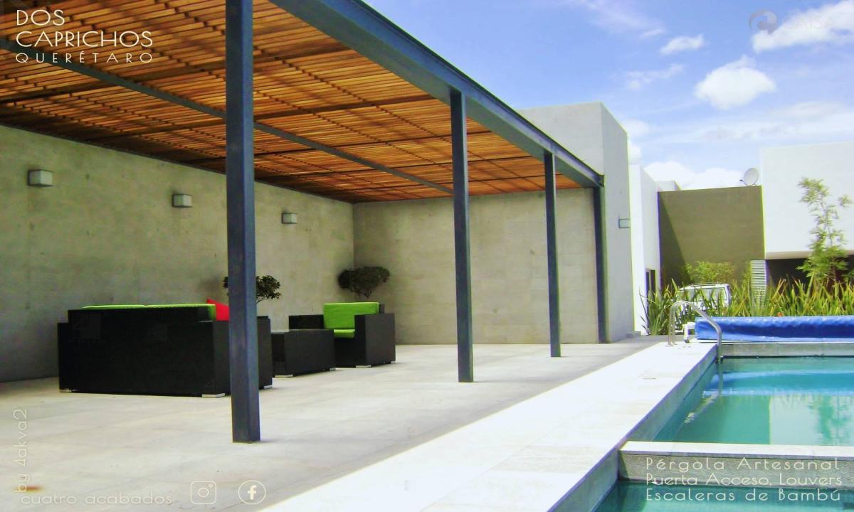 PÉRGOLA ARTESANAL DE MADERA, DE CUATRO ACABADOS